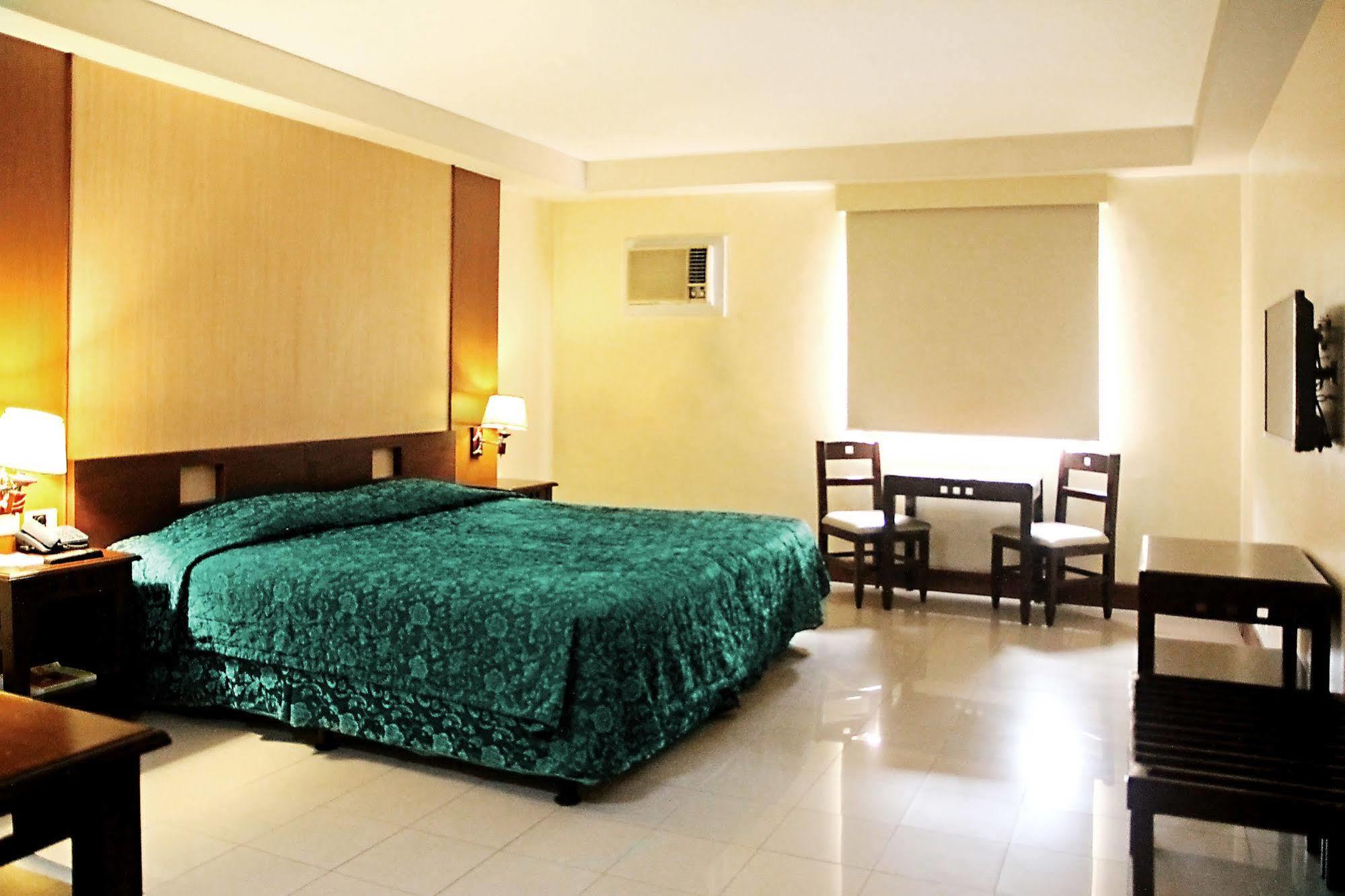 Cherry Blossoms Hotel Manila Exteriér fotografie