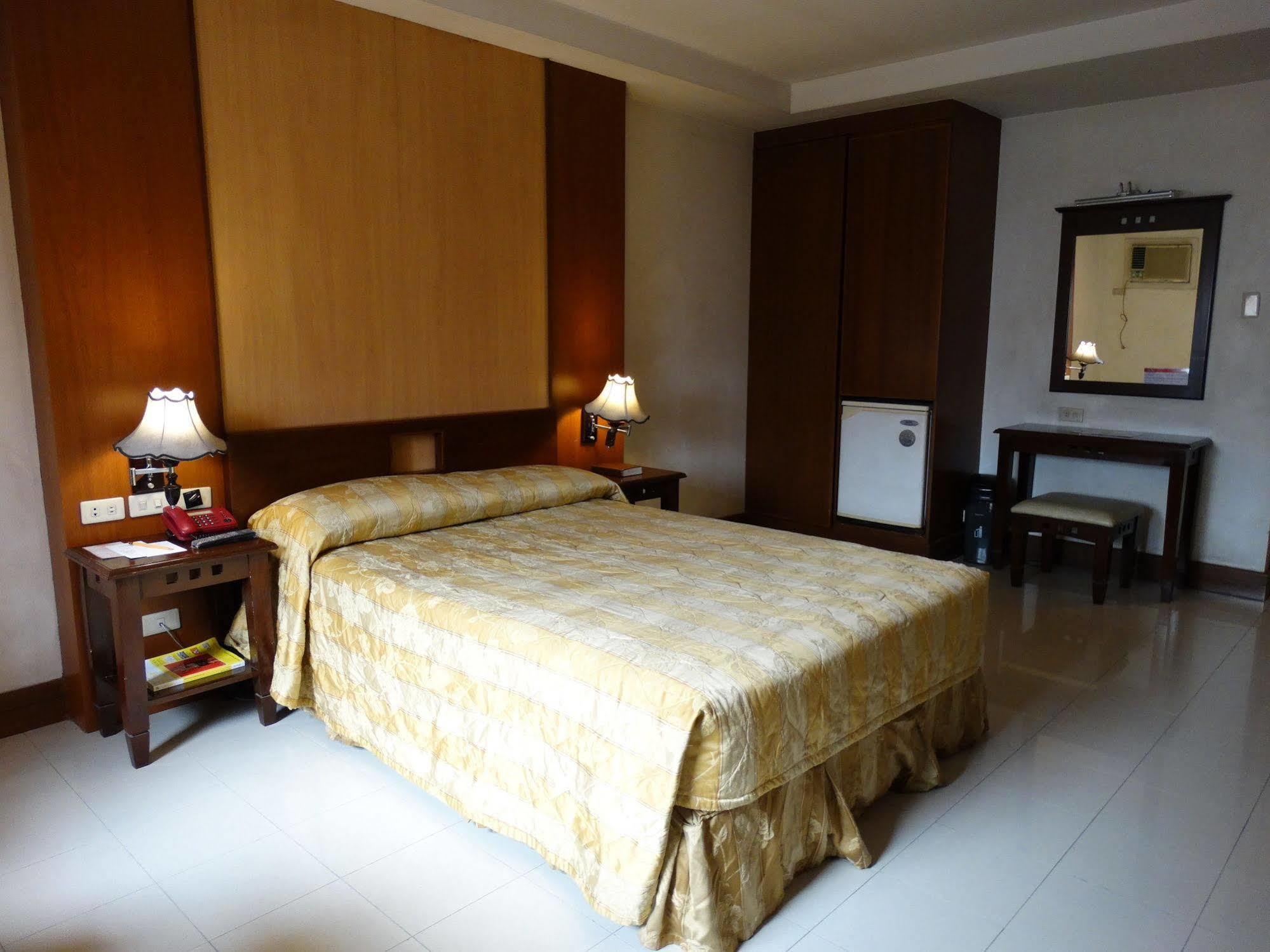 Cherry Blossoms Hotel Manila Exteriér fotografie