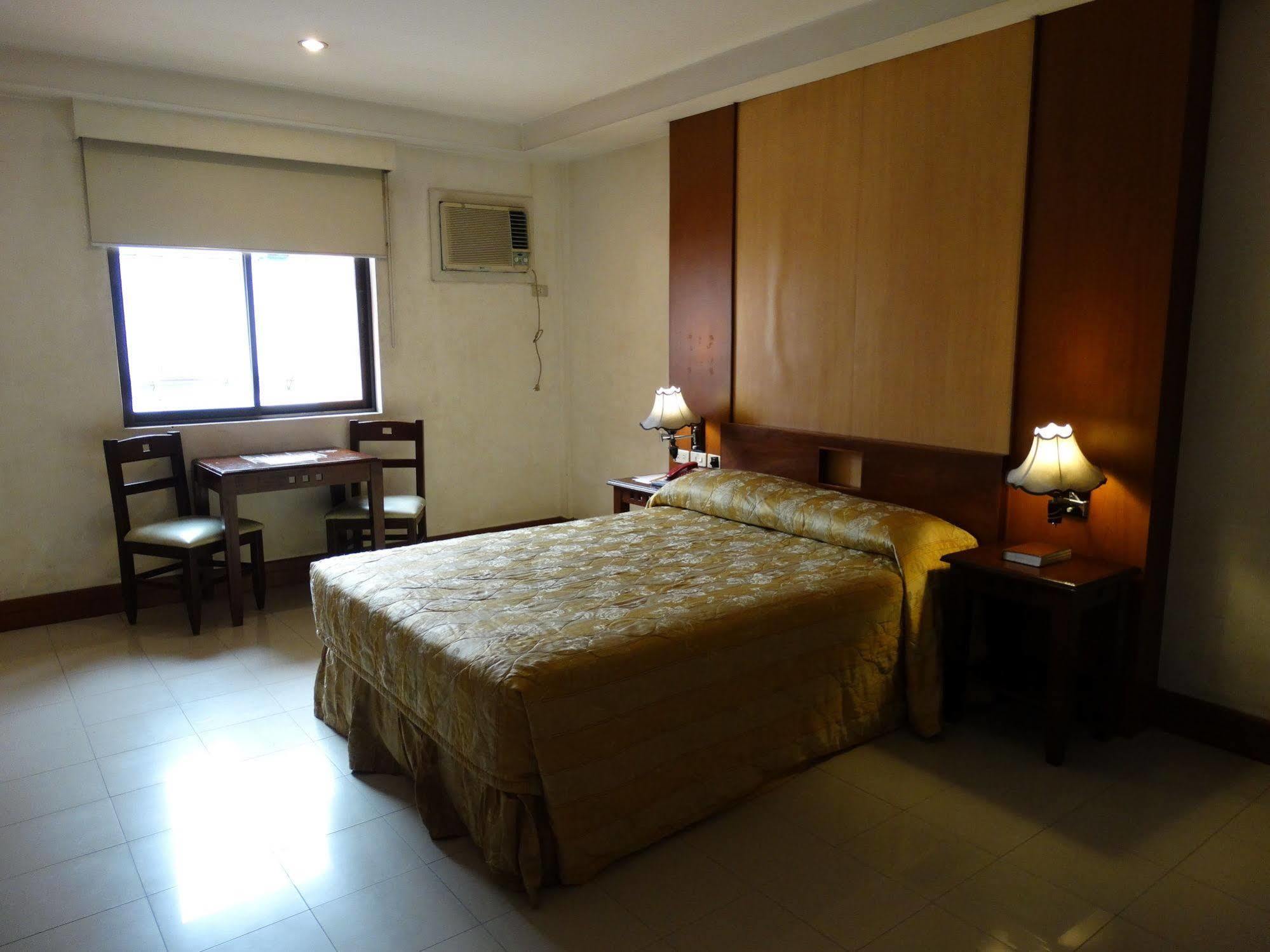 Cherry Blossoms Hotel Manila Exteriér fotografie