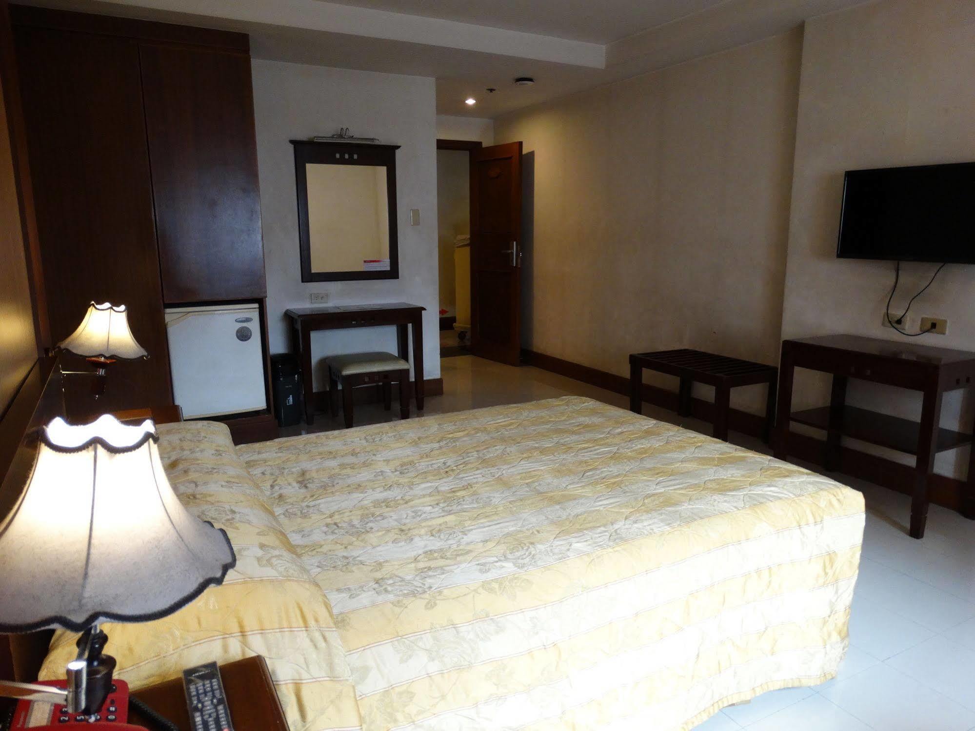 Cherry Blossoms Hotel Manila Exteriér fotografie