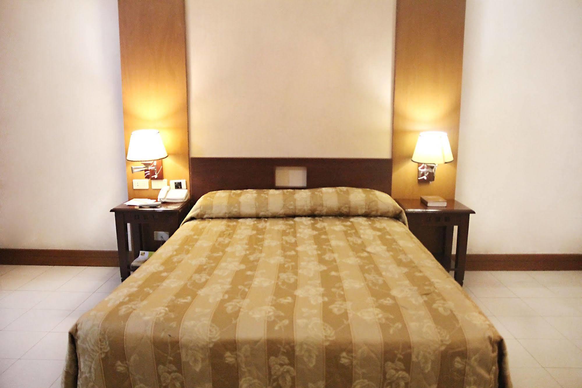 Cherry Blossoms Hotel Manila Exteriér fotografie