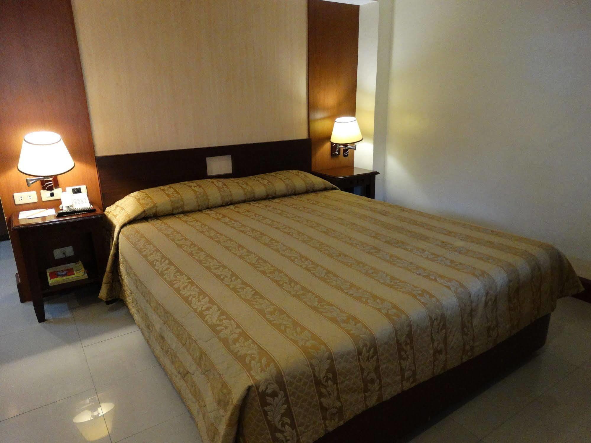 Cherry Blossoms Hotel Manila Exteriér fotografie